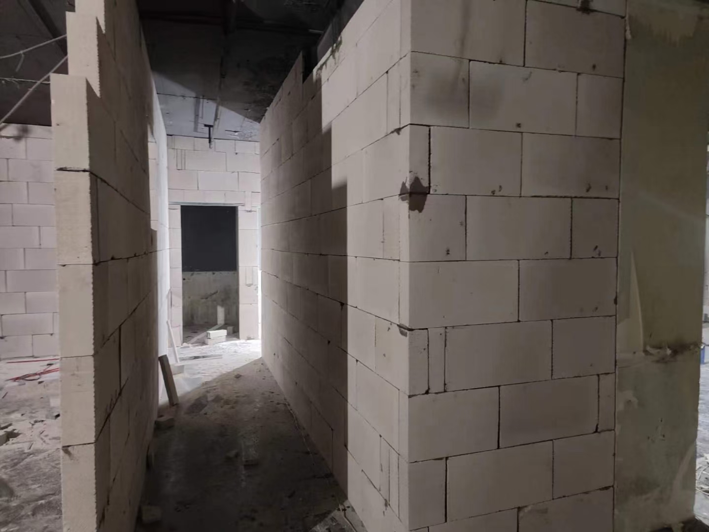 室内隔墙施工场景